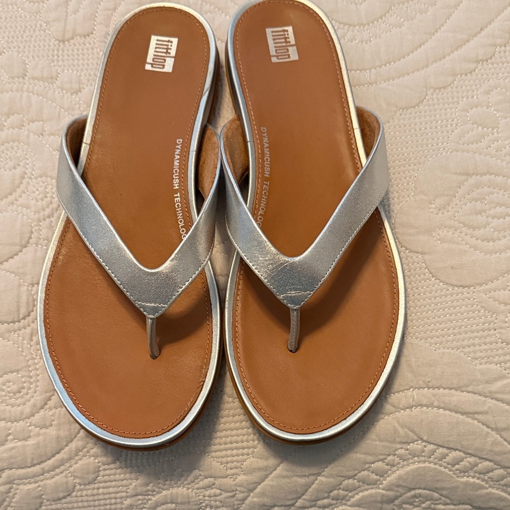 FitFlop Women's Metallic Silver and Tan Sandals